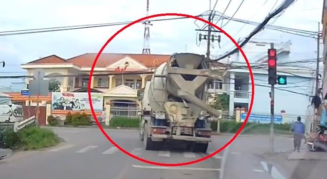 Xe bồn vượt đèn đỏ tại TPHCM, bất chấp tín hiệu còn nhiều giây