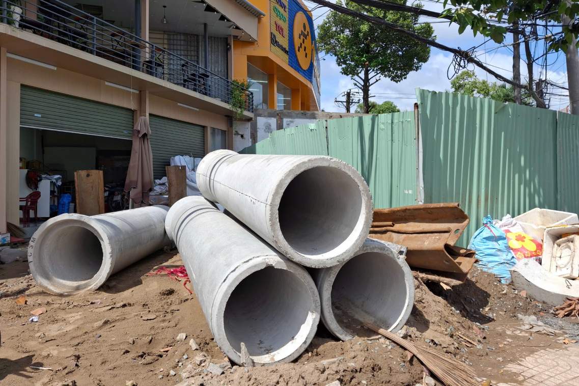 Vật liệu ngổn ngang tại nút giao số 4. Ảnh: Tạ Quang