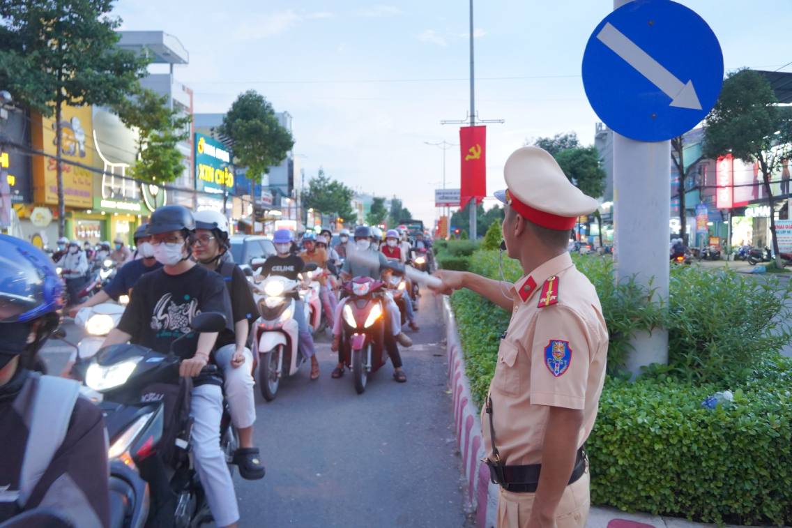 Lực lượng CSGT điều tiết giao thông tại nút giao số 1. Ảnh: Tạ Quang