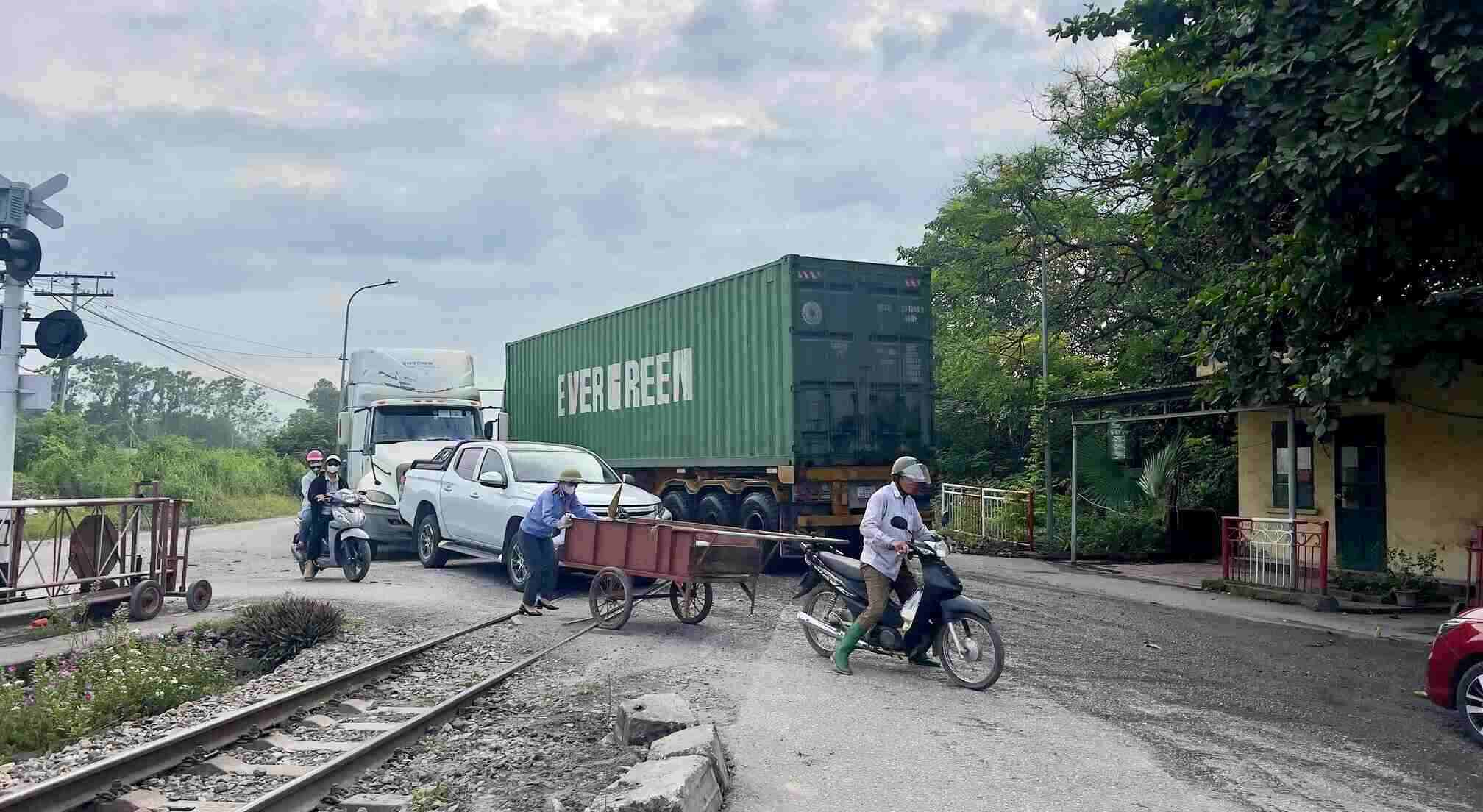 Đường xuống cấp khiến việc đi lại của người dân gặp nhiều khó khăn. Ảnh: Quốc Đại
