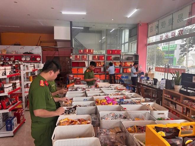 Phát hiện hàng trăm túi thực phẩm không rõ nguồn gốc tại cửa hàng tạp hóa ở Hưng Yên