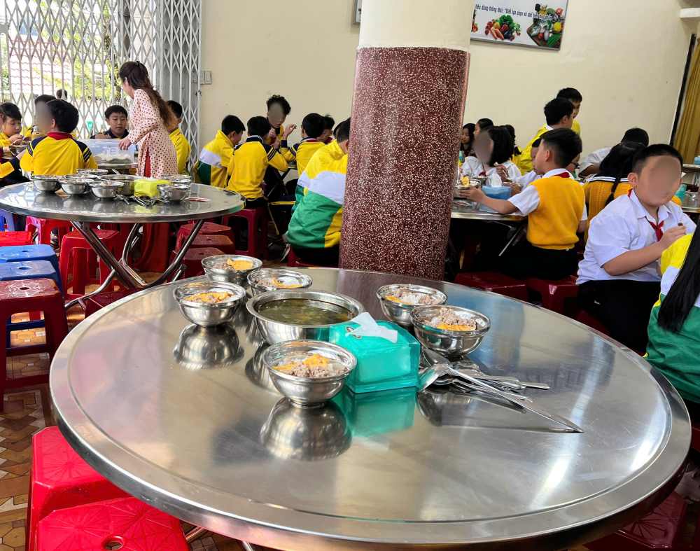 Mỗi suất ăn bán trú tại trường có giá 30.000 đồng. Ảnh: Lam Hồng