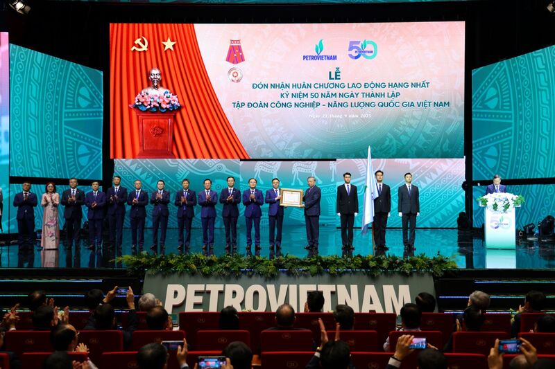 Tổng Bí thư thay mặt Đảng, Nhà nước trao Huân chương Lao động Hạng Nhất cho Petrovietnam. Ảnh: PVN