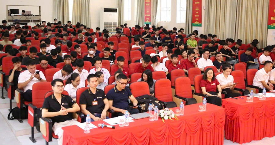 Các doanh nghiệp như: Công ty TNHH Kennametal Việt Nam, Công ty TNHH XtechFuture, Công ty TNHH MP Tech Vina, Công ty TNHH Cơ khí chính xác Alpha Tech Việt Nam đã dành tặng hàng trăm suất học bổng có giá trị hàng chục/nhiều chục triệu đồng cho tân SV Khoa Công nghệ Cơ khí.