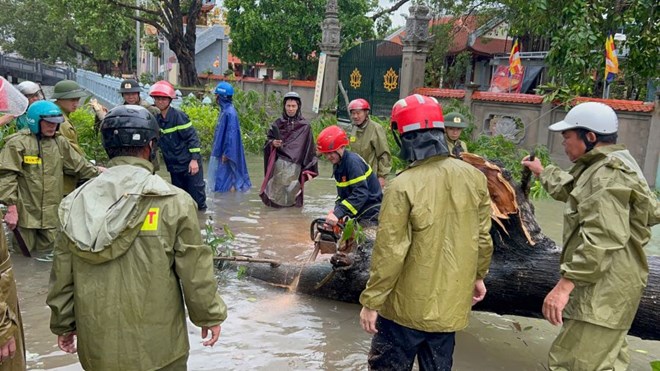 Bão số 10 tàn phá trên diện rộng: Xuyên đêm cứu hộ, hỗ trợ người dân