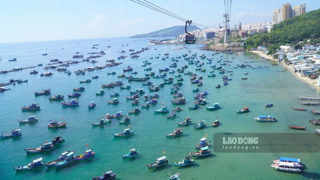 Kinh tế biển có nhiều chuyển biến tích cực, nhất là trong lĩnh vực du lịch - dịch vụ biển, nuôi trồng thủy sản và vận tải biển. Ảnh: Nguyên Anh