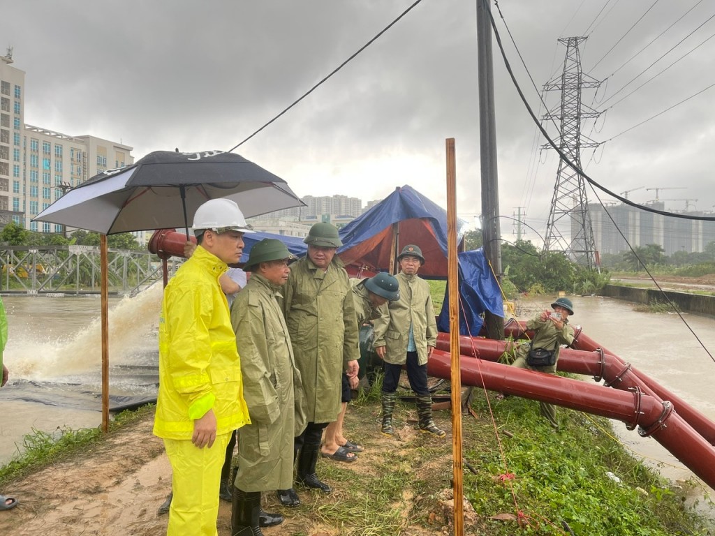 Phó Chủ tịch UBND thành phố Hà Nội Nguyễn Mạnh Quyền kiểm tra, chỉ đạo vận hành tối đa công trình thủy lợi hỗ trợ tiêu úng khu vực dân cư. Ảnh: Đào Quang Phó Chủ tịch UBND thành phố Hà Nội Nguyễn Mạnh Quyền kiểm tra, chỉ đạo vận hành tối đa công trình thủy lợi hỗ trợ tiêu úng khu vực dân cư. Ảnh: Đào Quang