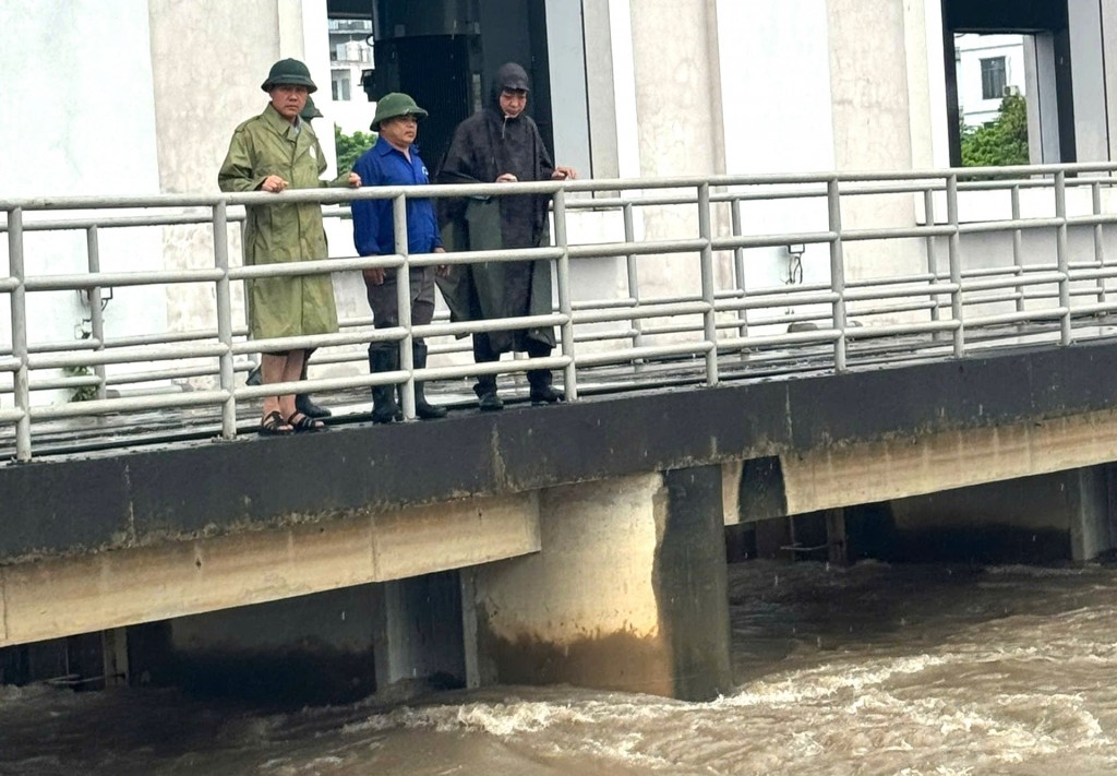 Giám đốc Sở Nông nghiệp và Môi trường Hà Nội Nguyễn Xuân Đại kiểm tra, chỉ đạo vận hành tối đa công suất Trạm bơm tiêu Yên Nghĩa để hỗ trợ giảm úng ngập cho khu vực nội thành. Ảnh: PV Giám đốc Sở Nông nghiệp và Môi trường Hà Nội Nguyễn Xuân Đại kiểm tra, chỉ đạo vận hành tối đa công suất Trạm bơm tiêu Yên Nghĩa để hỗ trợ giảm úng ngập cho khu vực nội thành. Ảnh: PV