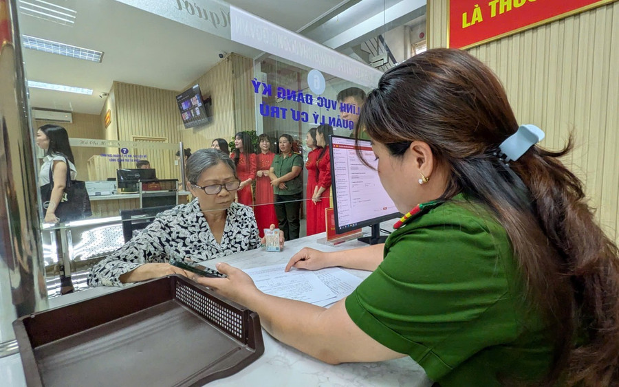 Người dân được cán bộ Công an hướng dẫn thủ tục hành chính. 6a266dadbfec32b26bfd.jpg