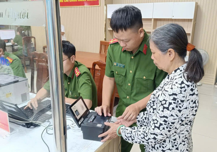 Người dân làm thủ tục cấp căn cước công dân tại bộ phận tiếp nhận hồ sơ và trả kết quả, Công an phường Sài Gòn. (Ảnh: Phúc Uyên)