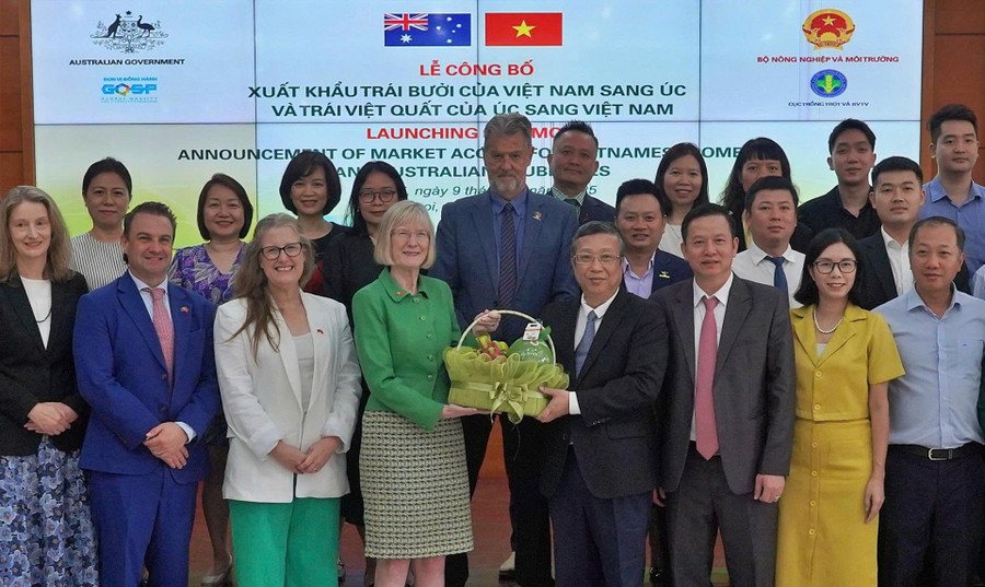 Thứ trưởng Bộ Nông nghiệp và Môi trường Hoàng Trung, Đại sứ Australia tại Việt Nam Gillian Bird và các đại biểu tại Lễ công bố xuất khẩu trái bưởi của Việt Nam sang Australia.