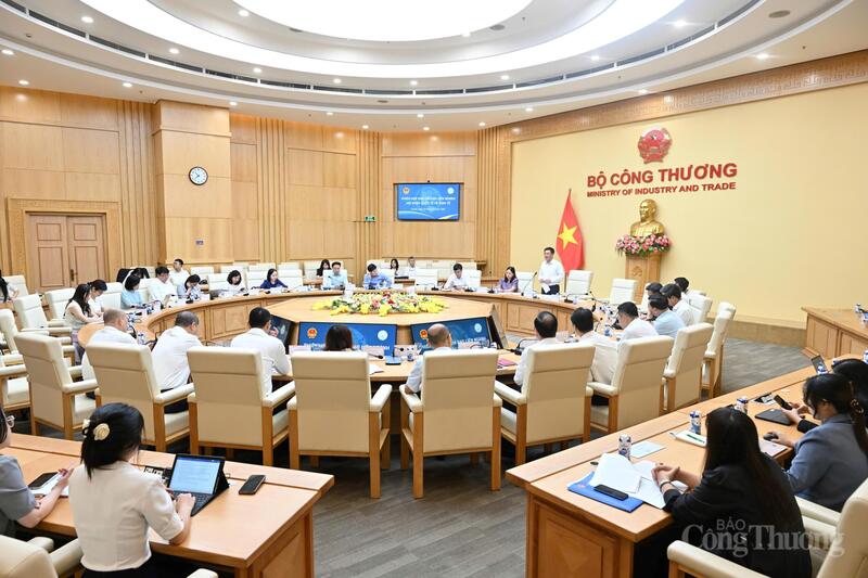 Bộ trưởng Bộ Công Thương Nguyễn Hồng Diên, Phó Trưởng Ban Chỉ đạo quốc gia về hội nhập quốc tế, Trưởng Ban Chỉ đạo liên ngành hội nhập quốc tế về kinh tế chủ trì phiên họp đầu tiên của Ban Chỉ đạo