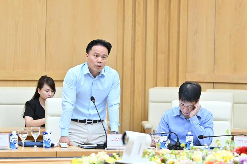 Ông Ngô Chung Khanh, Phó Vụ trưởng Vụ Chính sách thương mại đa biên báo cáo về công tác đàm phán, thực thi các FTA