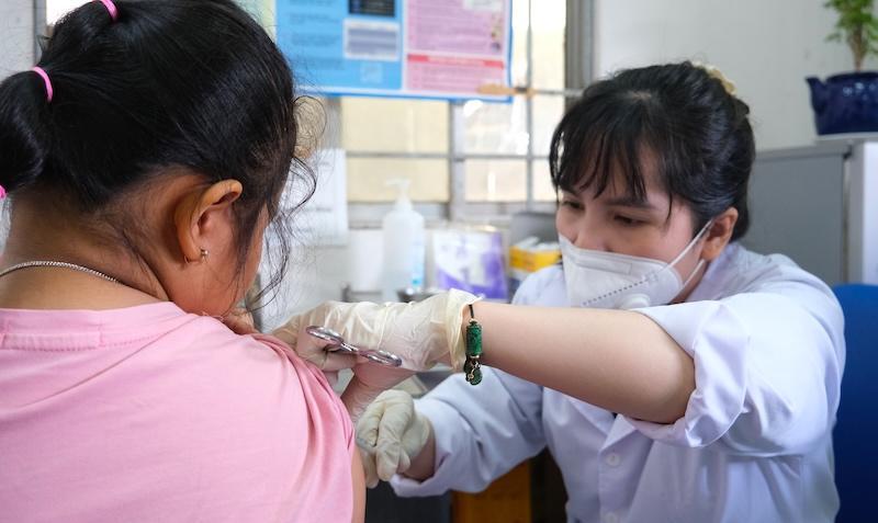 Tiêm vaccine phòng sởi cho trẻ TP Cần Thơ. Ảnh: Phong Linh.