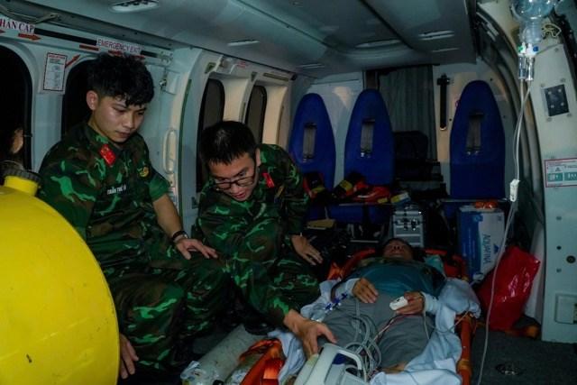 Đưa bệnh nhân nhồi máu cơ tim cấp bằng trực thăng về đất liền điều trị