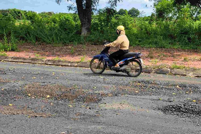 Hai công trình giao thông mới sửa đã hỏng, người dân tố bị rút ruột