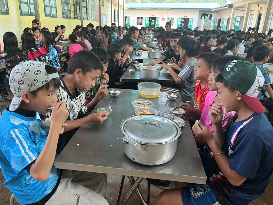 Một bữa ăn của học sinh bán trú.