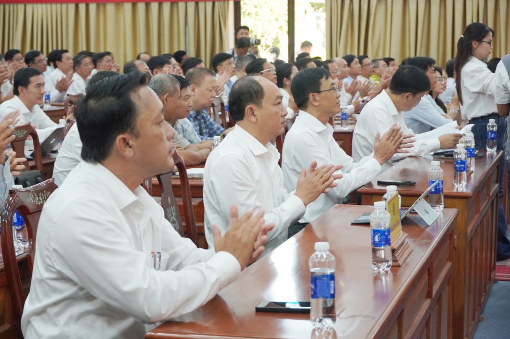 Quang cảnh buổi tiếp xúc cử tri. Ảnh: Tạ Quang
