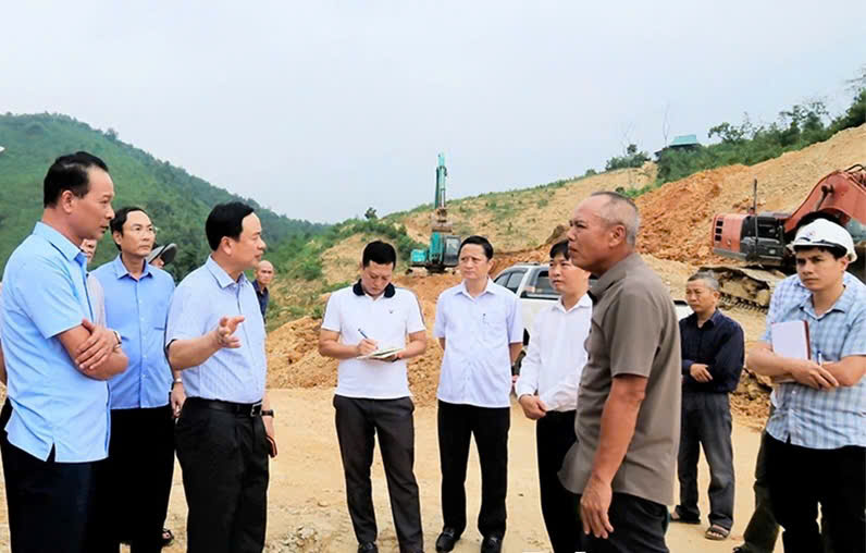 Phó Chủ tịch UBND tỉnh Phú Thọ Quách Tất Liêm kiểm tra tiến độ dự án Đường liên kết vùng. Ảnh: Hồng Trung