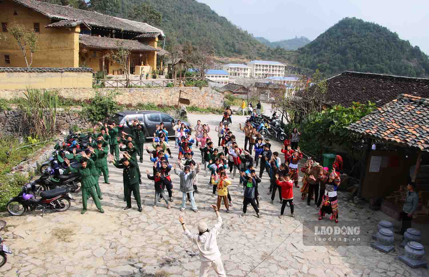 Từ khi làm du lịch, người dân làng Lô Lô Chải đã nâng cao ý thức trong gìn giữ văn hóa và bảo vệ môi trường. Ảnh: Nguyễn Tùng.