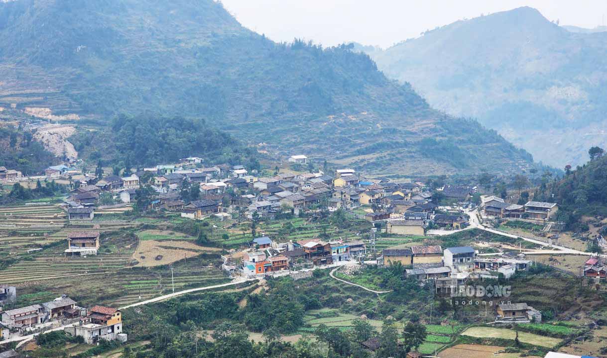 Làng Lô Lô Chải nằm nép mình dưới những dãy núi cao hùng vĩ của Cao nguyên đá Đồng Văn. Ảnh: Nguyễn Tùng.