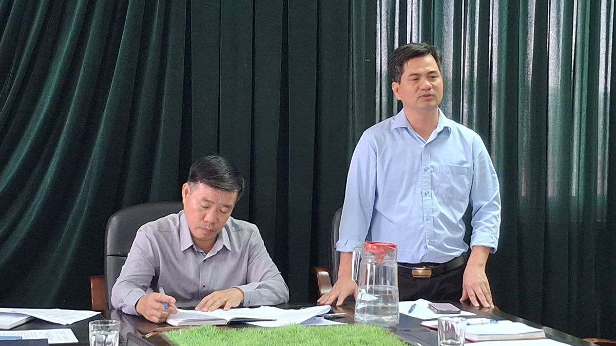 Các đại biểu bàn các nội dung liên quan thi công dự án trong tháng 10.2025. Ảnh: Cổng TTĐT phường Phù Liễn
