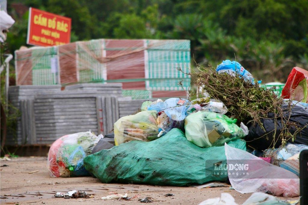 Mặt cầu Kiều Chính thành nơi đổ rác thải sinh hoạt tự phát. Ảnh: Đặng Vũ.