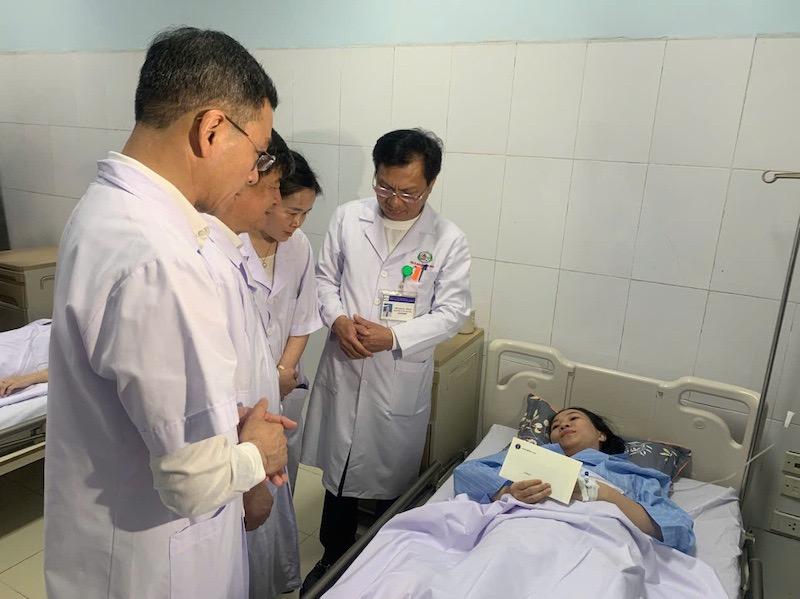 Cục trưởng Cục Quản lý Khám chữa bệnh thăm hỏi sức khỏe điều dưỡng Hoài. Ảnh: Lê Hảo