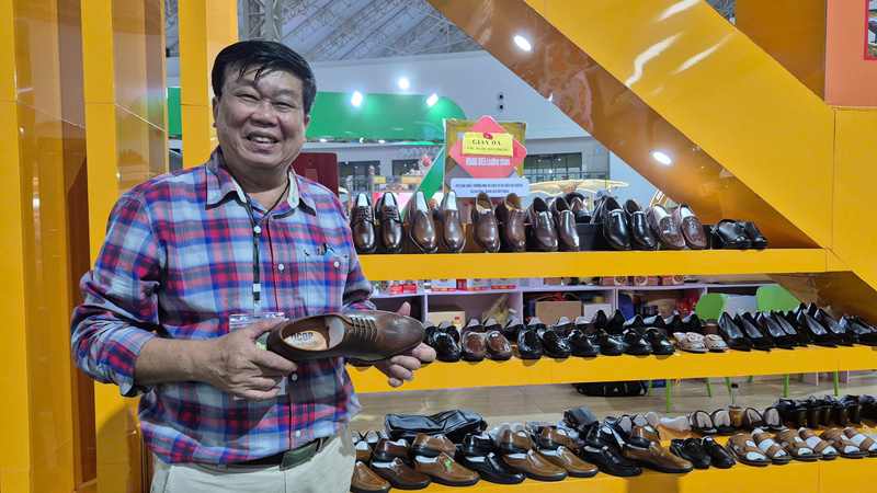 Ông Nguyễn Viết Võ, Phó Chủ tịch Thường trực kiêm Tổng Thư ký Hiệp hội Da giày TP. Hải Phòng, Chủ tịch Hợp tác xã Da giày Hải Dương, mang đến những sản phẩm giày da thủ công đạt chứng nhận OCOP 3 sao, được chế tác hoàn toàn bằng tay. Ảnh: N.H