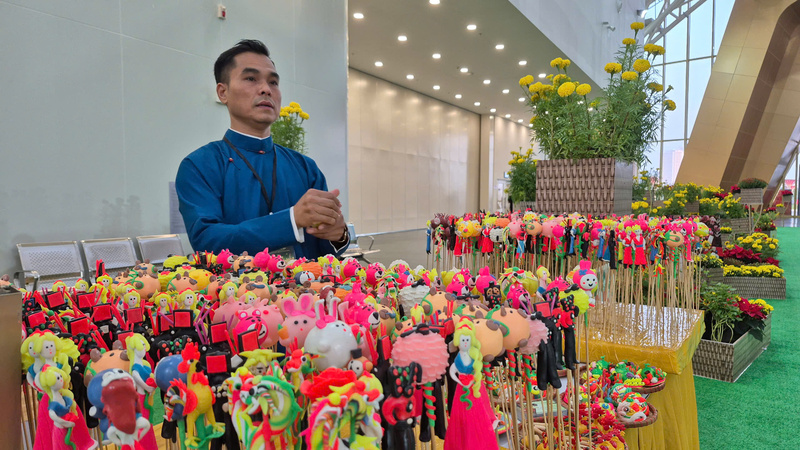 Gian hàng tò he của nghệ nhân Đặng Đình Thường (làng Xuân La, xã Phượng Dực, TP. Hà Nội) lại mang đến nét văn hóa dân gian độc đáo. Ảnh: N.H