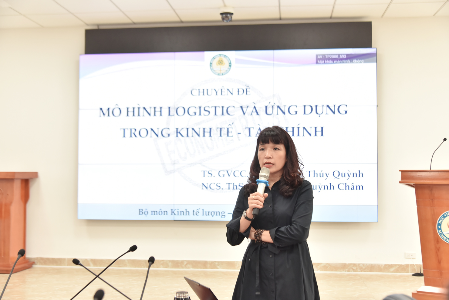 TS. Nguyễn Thị Thúy Quỳnh - Trưởng khoa Cơ bản (Học viện Tài chính) trình bày chuyên đề tại chương trình.