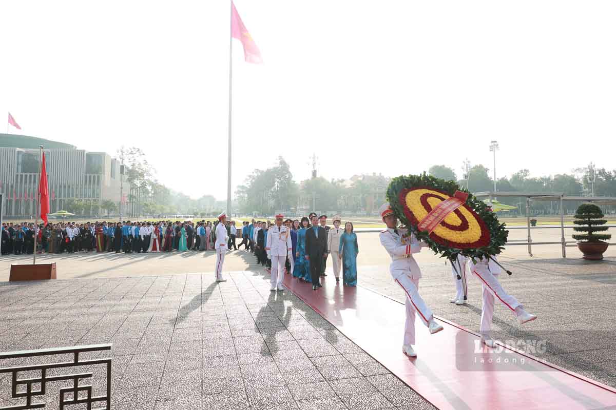 Đoàn đại biểu dâng vòng hoa viếng Chủ tịch Hồ Chí Minh. Ảnh: Hải Nguyễn