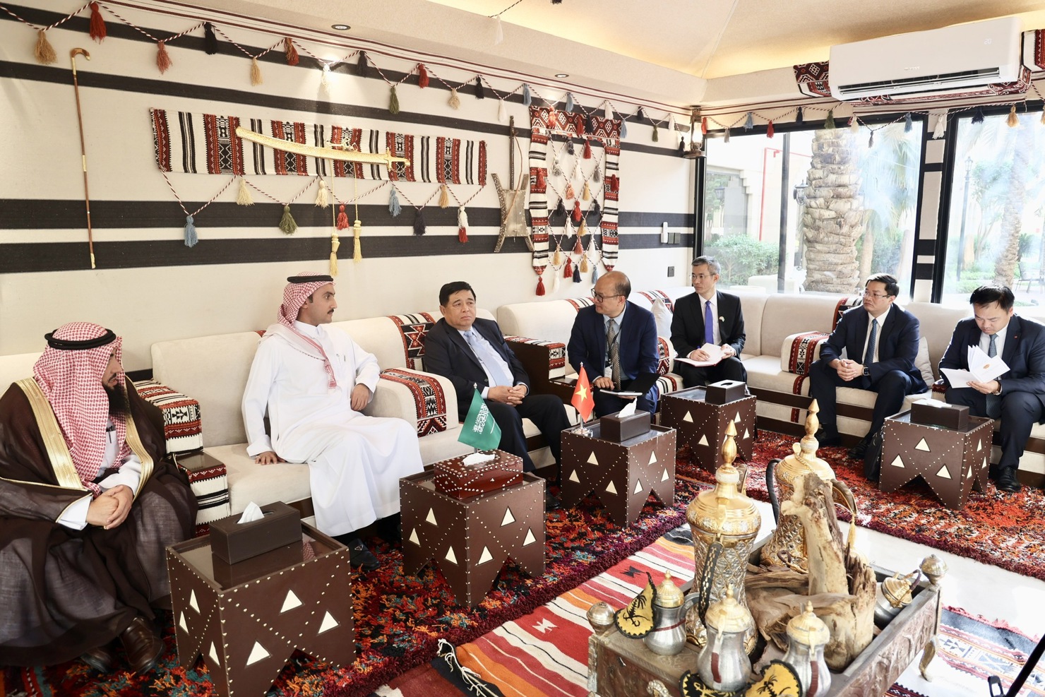 Phó Thủ tướng Nguyễn Chí Dũng gặp thân mật với ông Ahmed Altheeb - Chủ tịch Hội đồng kinh doanh Saudi Arabia - Việt Nam. Ảnh: VGP.