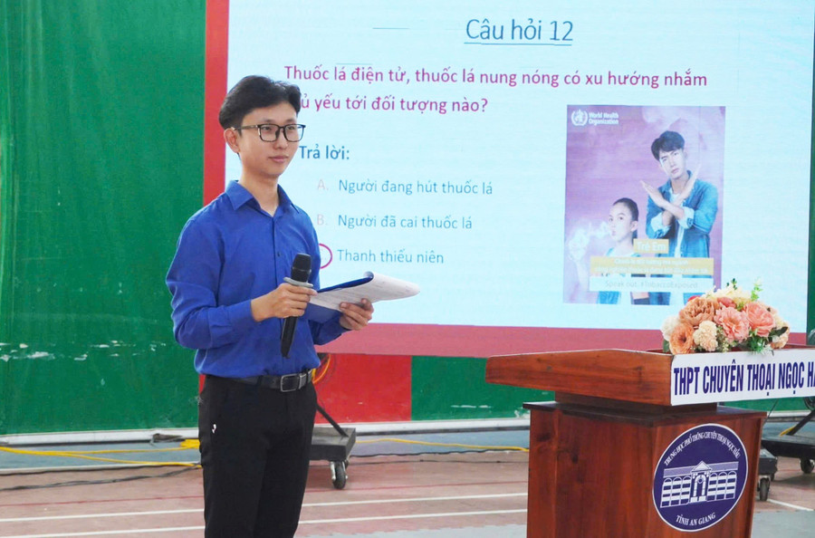 Theo thầy Trần Minh Tâm, qua các hoạt động tuyên truyền, học sinh và giáo viên đã hiểu rõ hơn về tác hại của thuốc lá. Ảnh: NTCC. thoai-ngoc-hau-6.jpg