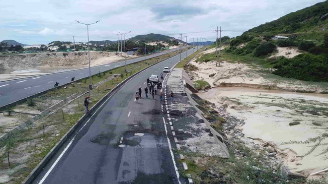 Đường vào Cảng trung chuyển quốc tế Vân Phong hư hỏng nghiêm trọng do xe quá tải