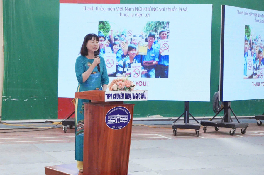 Bà Đặng Thị Kim Phượng, Hiệu trưởng nhà trường chia sẻ về trường học trong lành, không khói thuốc. Ảnh: NTCC. thoai-ngoc-hau-3.jpg