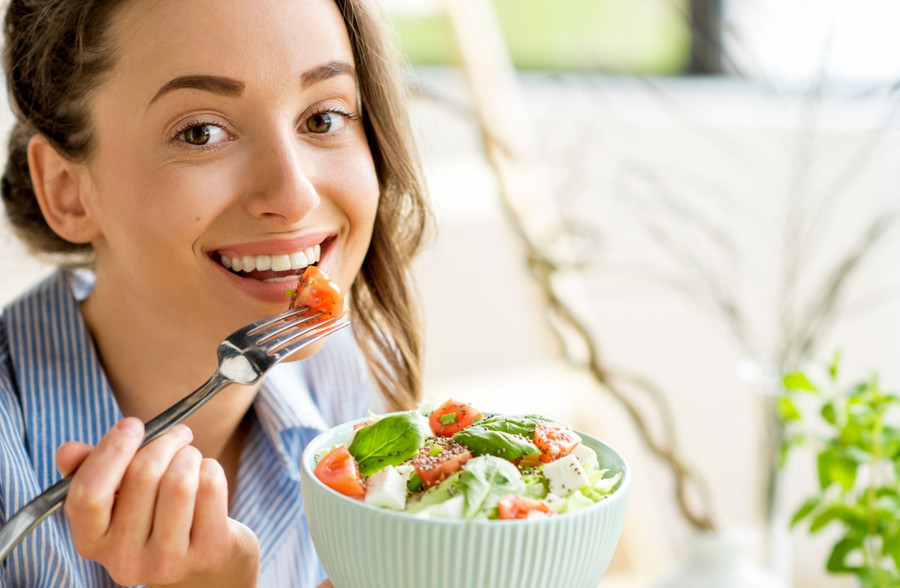 Chế độ ăn uống lành mạnh cũng là yếu tố giúp bạn duy trì sức khỏe tốt. (Ảnh: ITN) 2-che-do-an-uong-lanh-manh.jpg