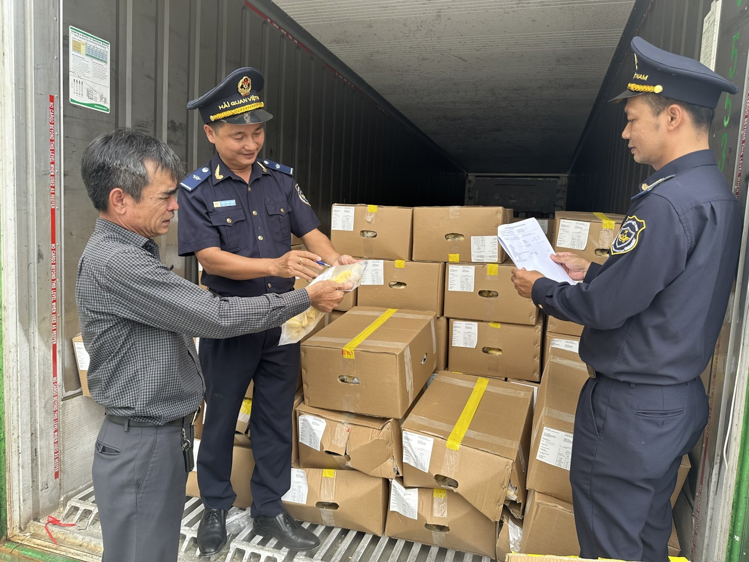 Hàng hóa xuất nhập khẩu qua cảng TP. Hồ Chí Minh. Ảnh: T.H