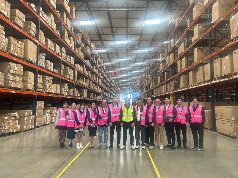 Khảo sát thực tế tại hệ thống kho hàng Wayfair. Ảnh: Cục XTTM