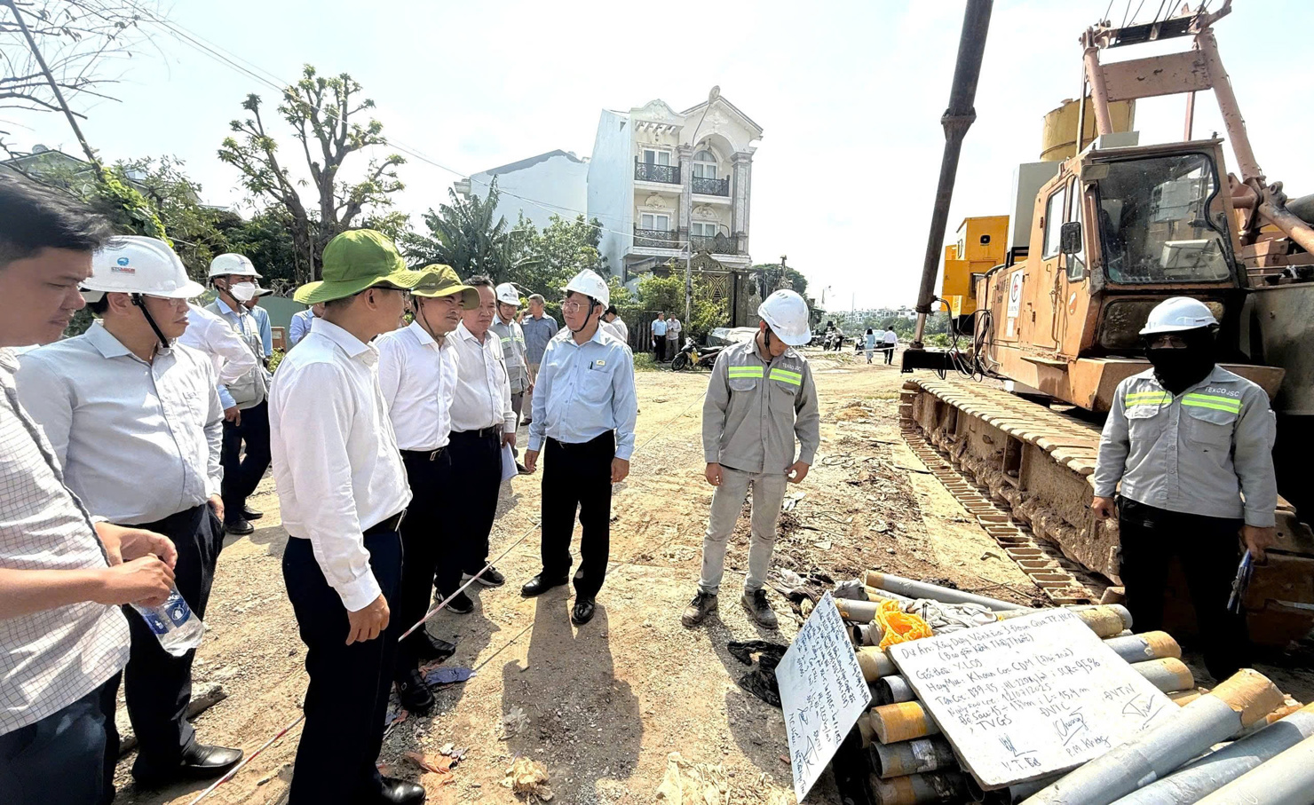 Lãnh đạo UBND TP. Hồ Chí Minh kiểm tra tiến độ một dự án. Ảnh: Phạm Thọ