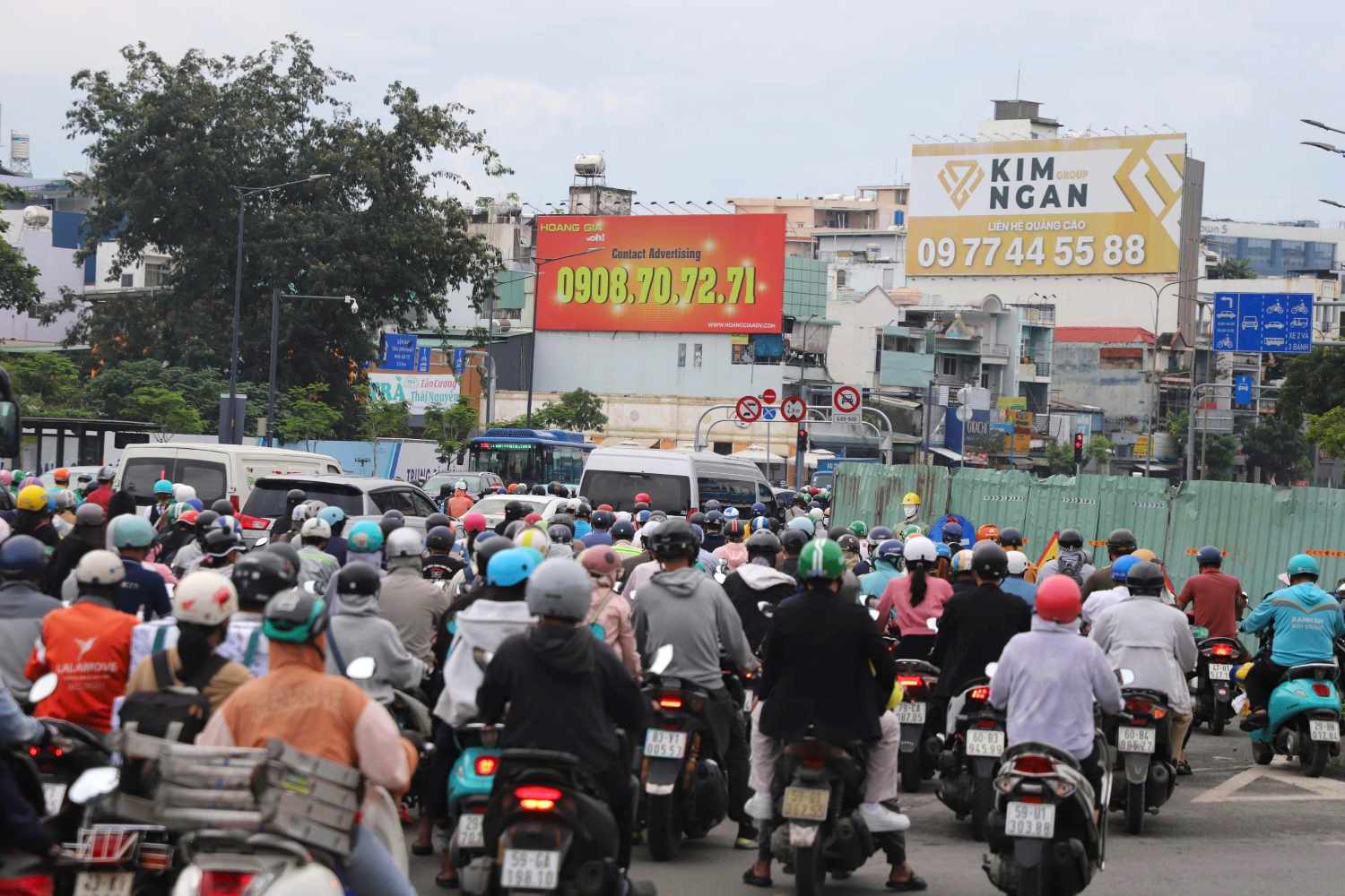 Lô cốt chiếm dụng mặt đường Cộng Hòa gây kẹt xe.  Ảnh: Minh Quân