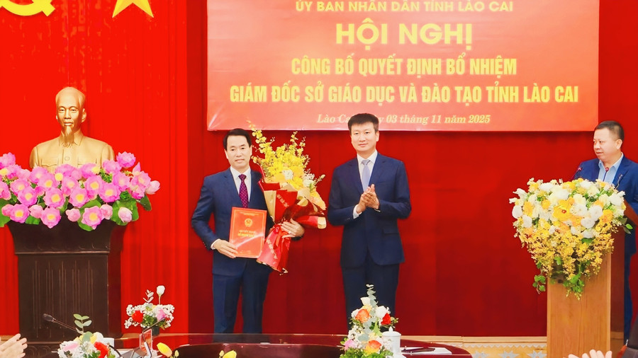 Ông Trần Huy Tuấn - Chủ tịch UBND tỉnh Lào Cai (bên trái ảnh) trao quyết định bổ nhiệm ông Luyện Hữu Chung giữ chức vụ Giám đốc Sở GD&ĐT tỉnh Lào Cai