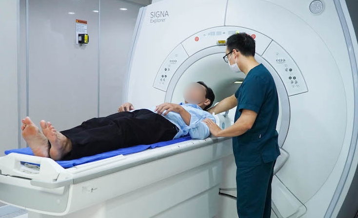 Bệnh nhân có tiền sử hút thuốc lá lâu năm được thăm khám, phát hiện các dấu hiệu bất thường ở phổi. Ảnh: BVCC