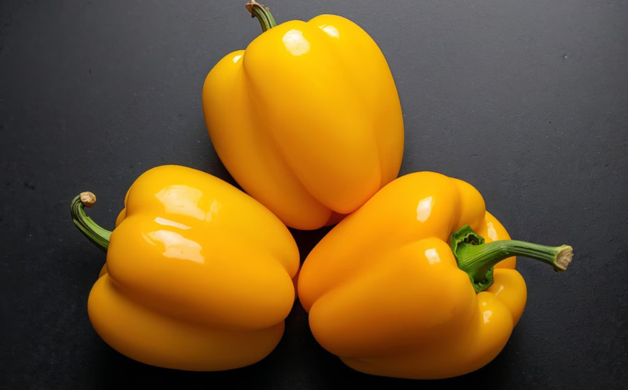 Vị ngọt và màu sắc rực rỡ của ớt chuông vàng giúp làm sáng bừng mọi món ăn đồng thời hỗ trợ sức khỏe miễn dịch, não bộ, tim mạch và tế bào. (Ảnh: ITN)