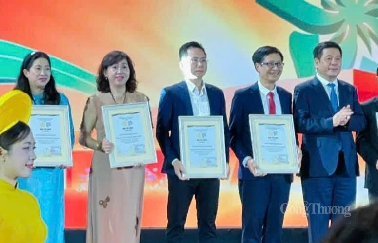 Bà Nguyễn Thị Bích Thu (thứ hai từ trái qua) - Giám đốc Trung tâm Khuyến công và Xúc tiến thương mại (Sở Công Thương tỉnh Gia Lai) nhận giải “Không gian trưng bày tiêu biểu”. Ảnh: Hoàng Phát.