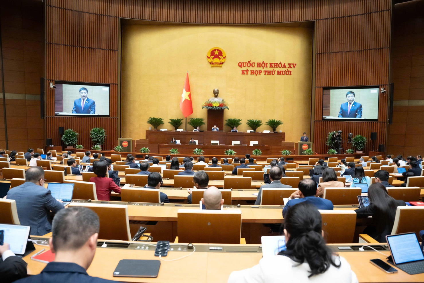 Quang cảnh phiên họp.