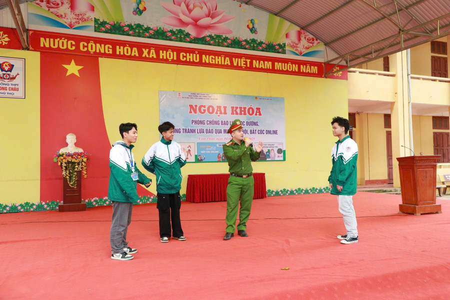 Trường THPT Phong Châu phối hợp với Công an xã Lâm Thao tổ chức ngoại khóa