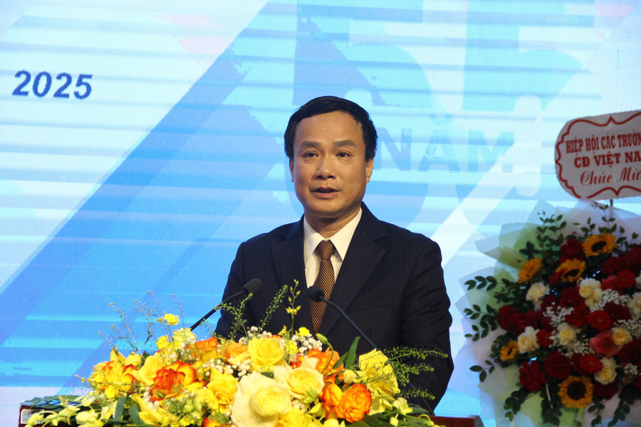 Ông Triệu Thế Hùng – Phó Chủ nhiệm Ủy ban Văn hóa, Xã hội của Quốc hội phát biểu tại buổi lễ. suphamnghethuattrunguong-4.jpg