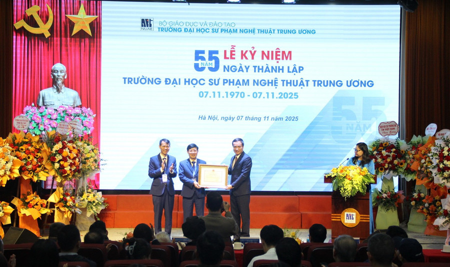 Ông Triệu Thế Hùng – Phó Chủ nhiệm Ủy ban Văn hóa, Xã hội của Quốc hội trao Bằng khen của Bộ trưởng Bộ GD&ĐT cho Trường ĐH Sư phạm Nghệ thuật Trung ương.