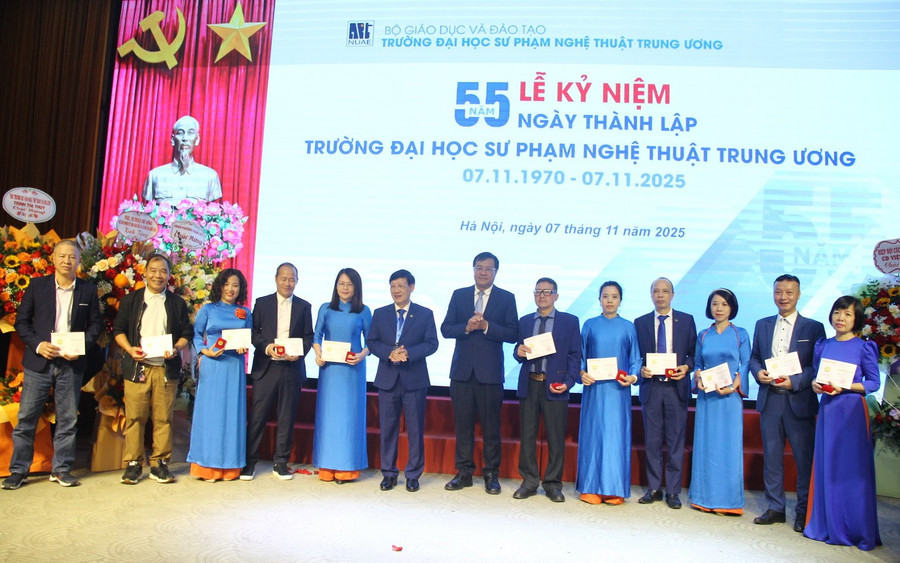 Nhân dịp này, 22 cán bộ, giảng viên được nhận Kỷ niệm chương Vì sự nghiệp giáo dục. img-4830.jpg